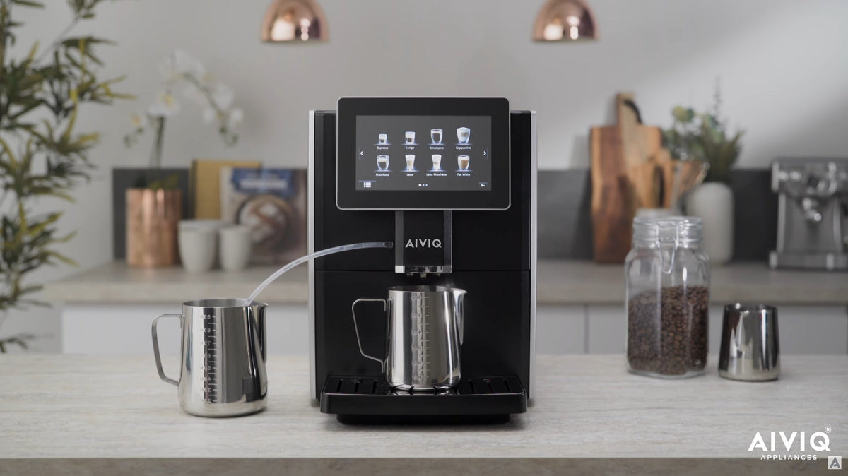 AIVIQ AEM-101S mit Milchschlauch und Milchkännchen auf der Arbeitsplatte