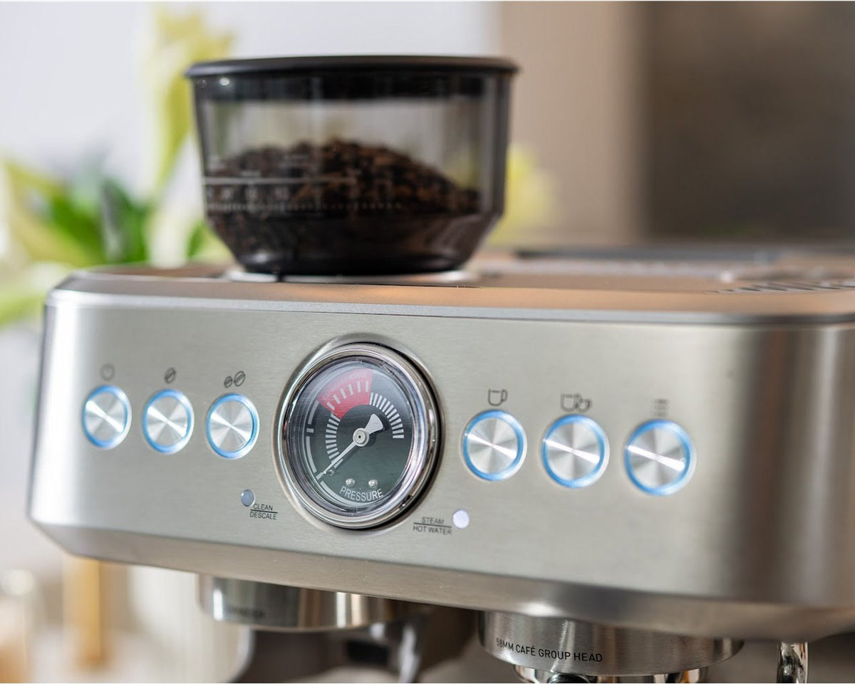 Front einer Espressomaschine aus Edelstahl mit Manometer, leuchtenden Tasten und Bohnenbehälter