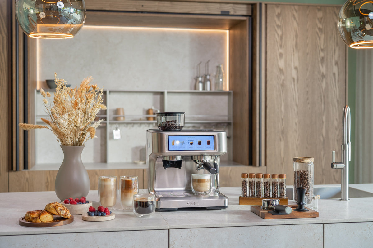 Aspire Expert auf einer Arbeitsplatte mit Frühstück