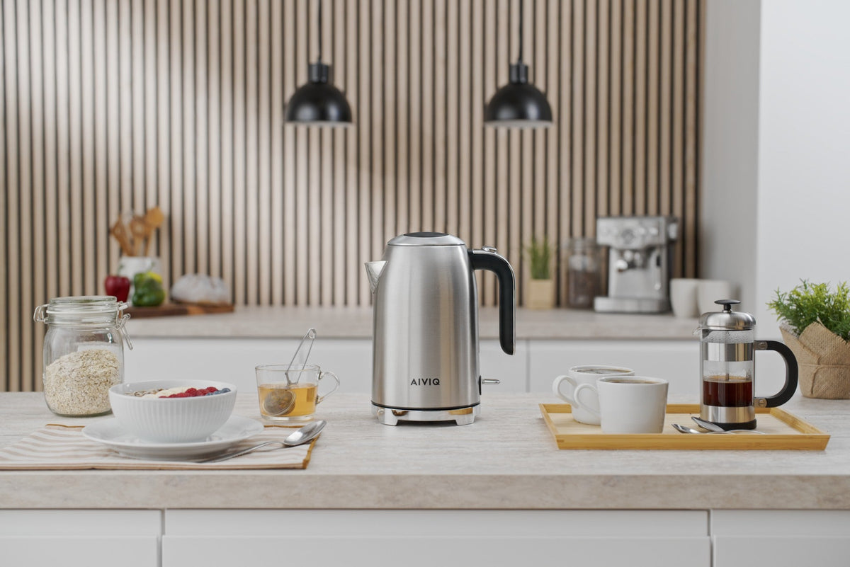 Premier auf der Arbeitsplatte mit Tee, French Press und Frühstück