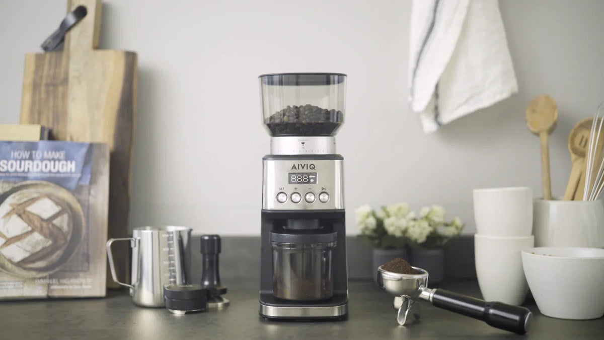 AIVIQ Inspire Pro Kaffeemühle auf einer Arbeitsplatte mit Siebträger, Milchkännchen und Tassen