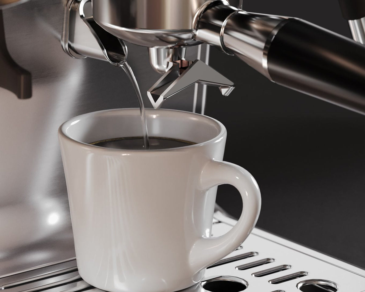 Heißes Wasser läuft aus einer AIVIQ Aspire-Espressomaschine in eine weiße Tasse auf dem Gitter