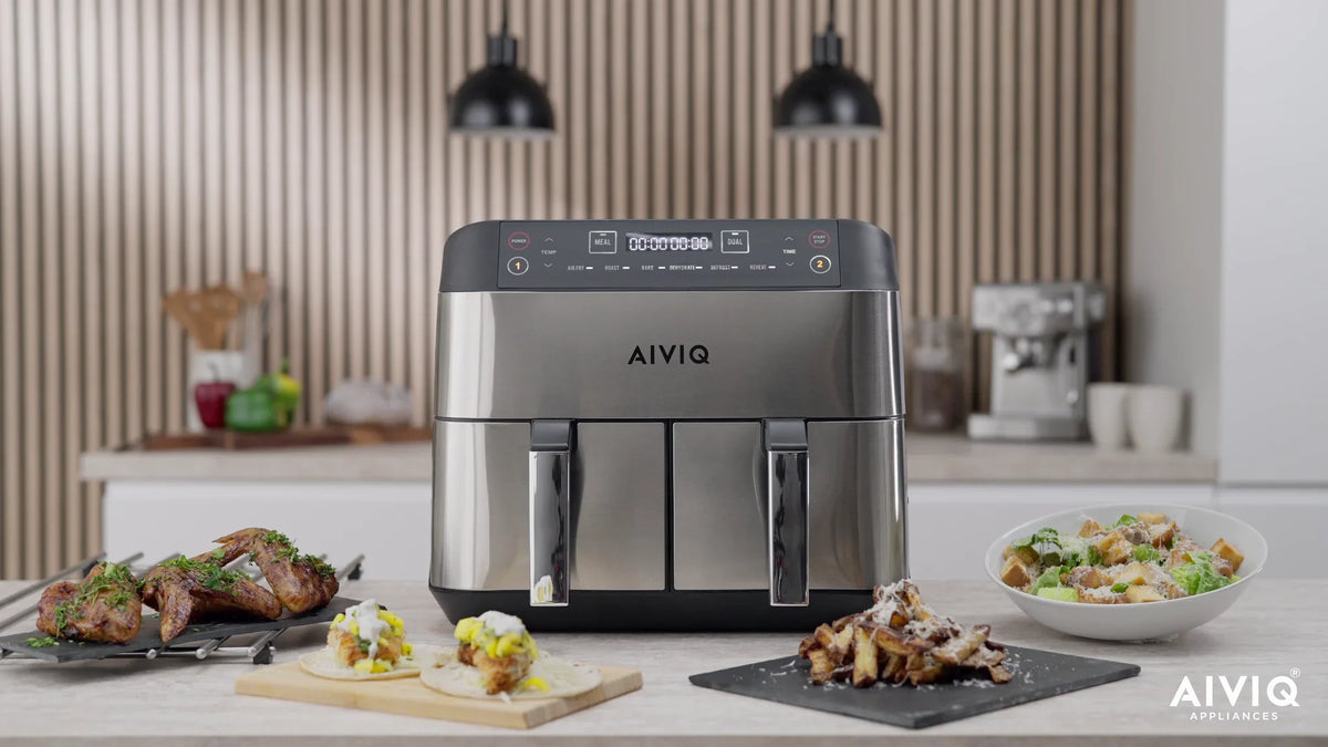 AIVIQ Premio Dual Airfryer mit Gerichten auf Schiefer in einer Küche mit Holzpaneelen