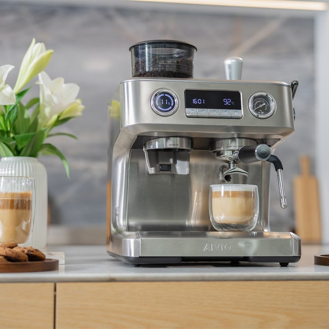 Aspire Advanced: zu Hause: die ganze Maschine mit einem Latte auf der Abtropfschale