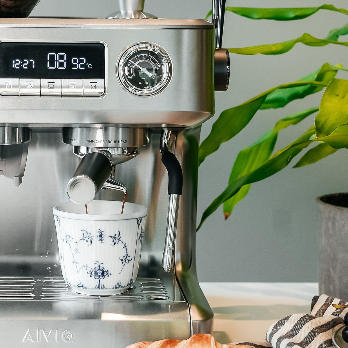 Aspire Advanced: der Brühkopf: Espresso in der Tasse, das Display zählt mit