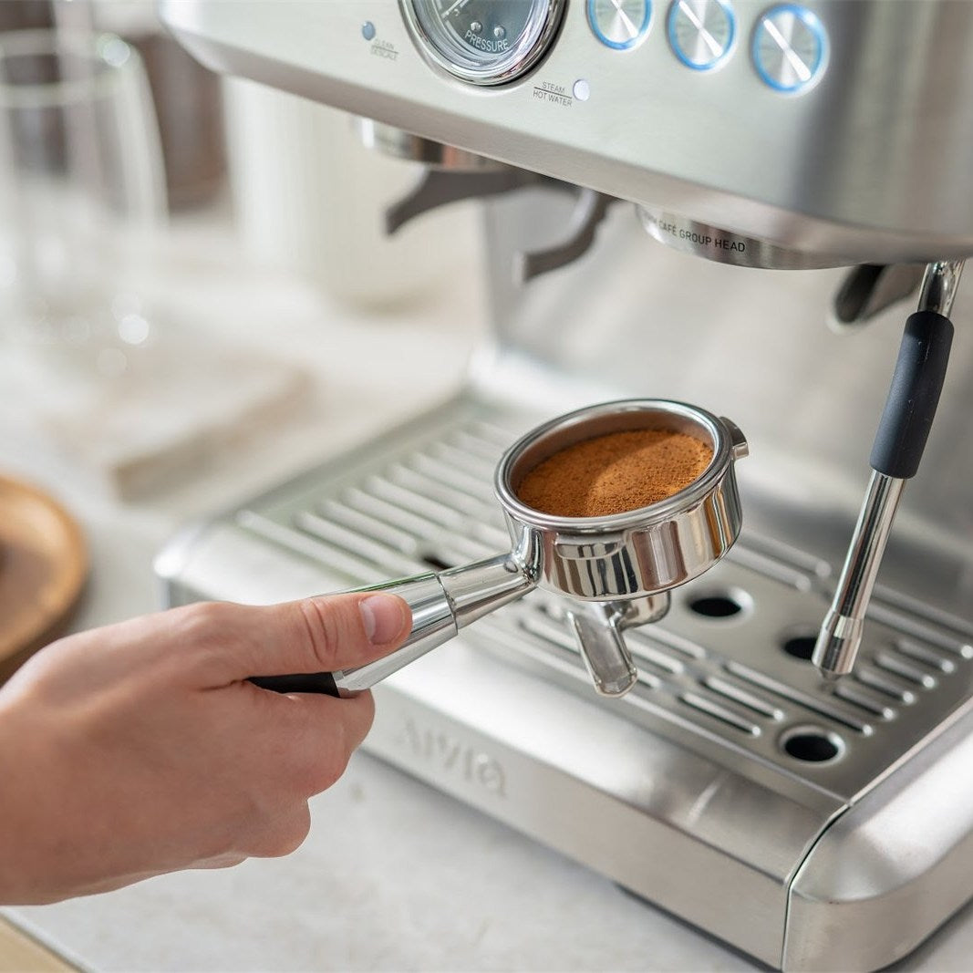 Aspire Brew: die Hände: der getamperte Kaffee am Brühkopf