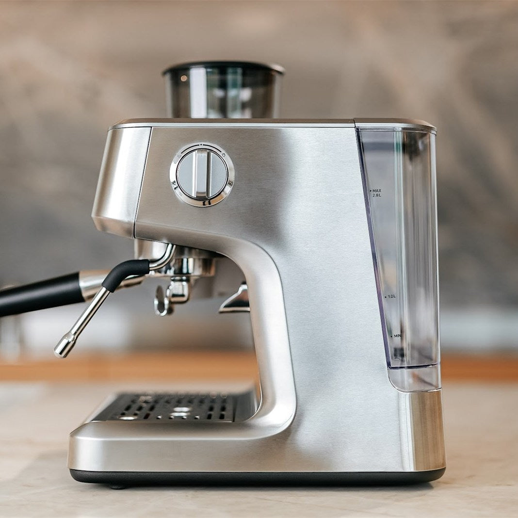 Aspire Brew: von der Seite: der Drehknopf und der Wassertank