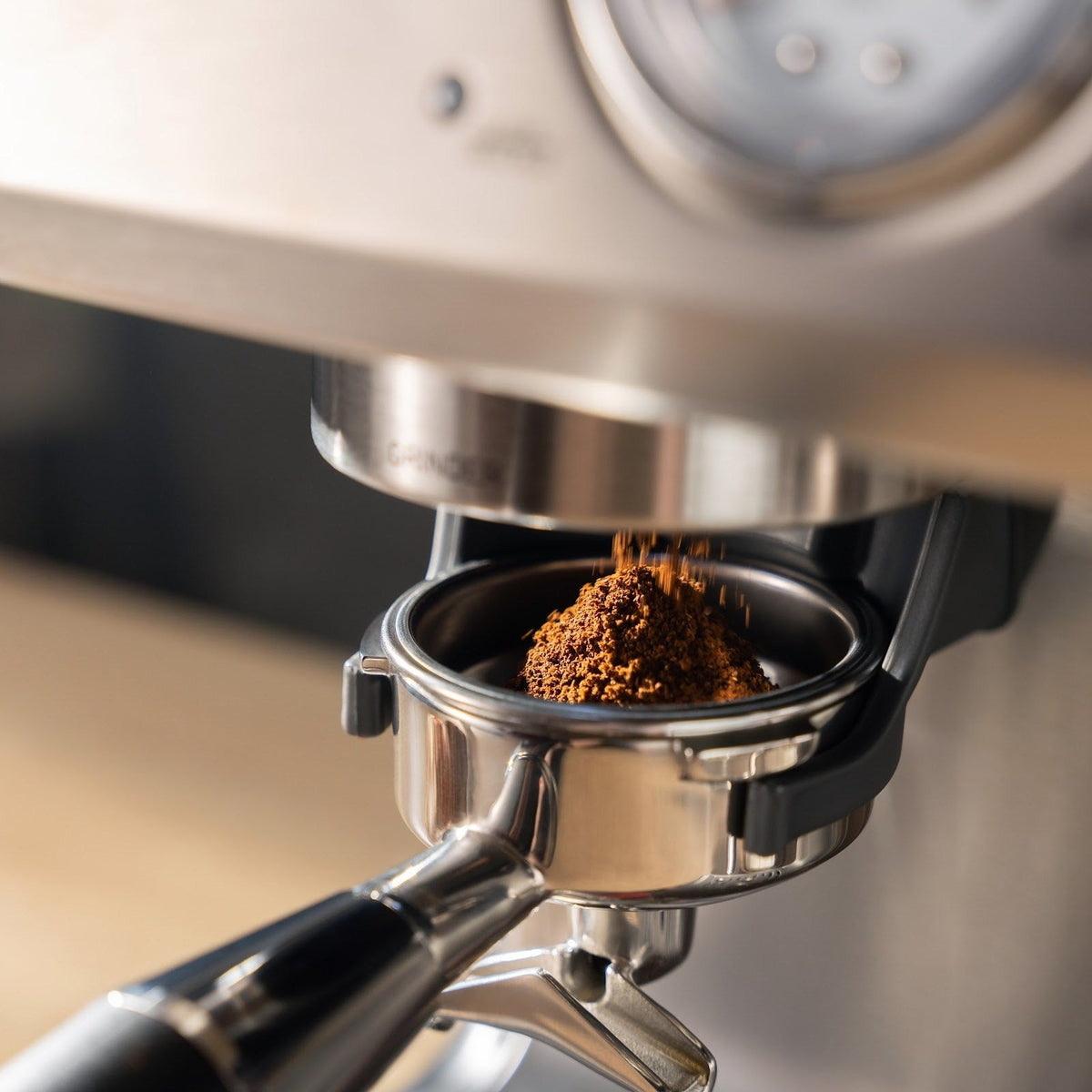 Aspire Core: das Mahlwerk: der Kaffee fällt in den Siebträger