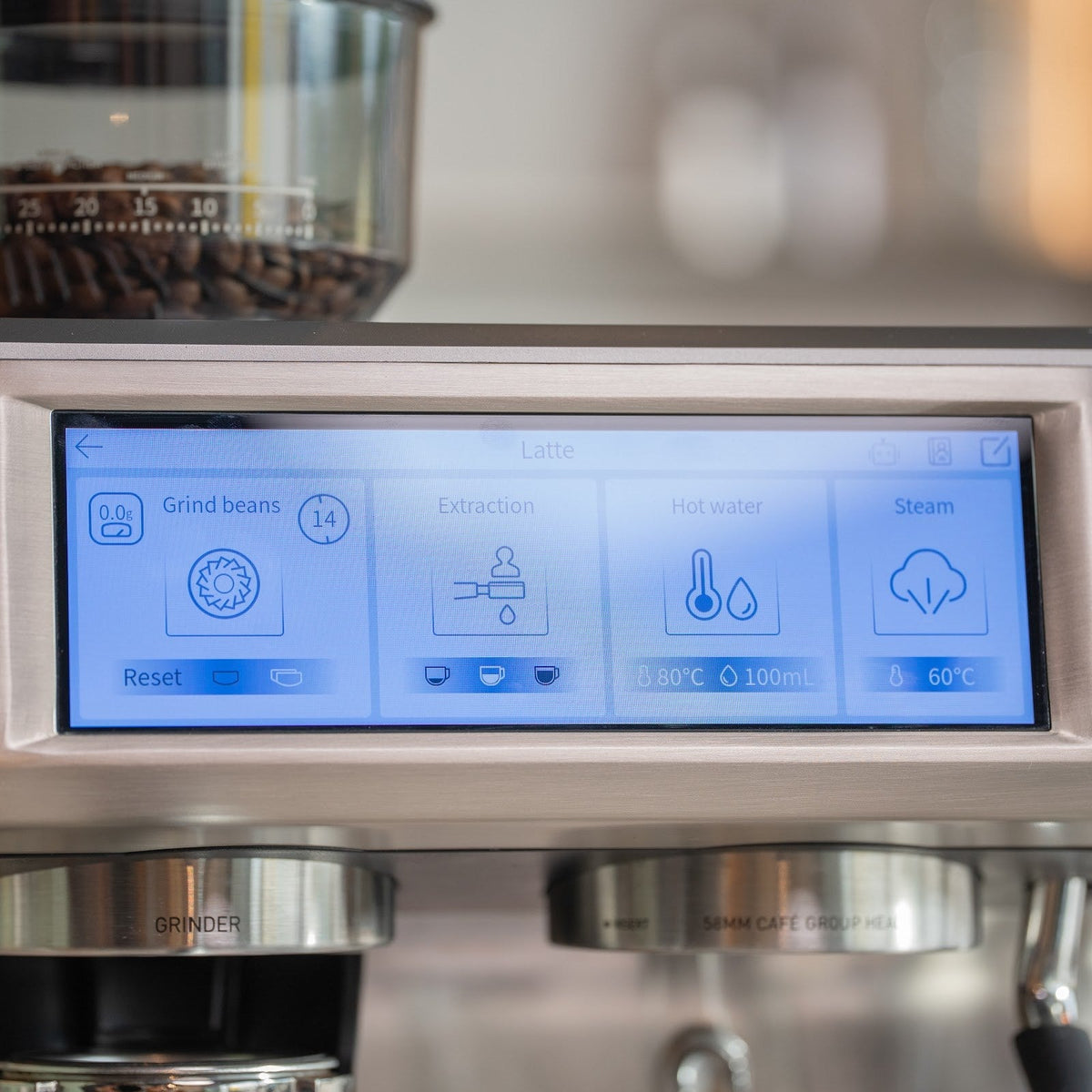 Der Touchscreen der Aspire Expert zeigt die Schritte für einen Latte: Mahlen, Extraktion, heißes Wasser und Dampf. Beim Mahlen steht die Waage auf 0,0 g und die Mahldauer auf 14 Sekunden.