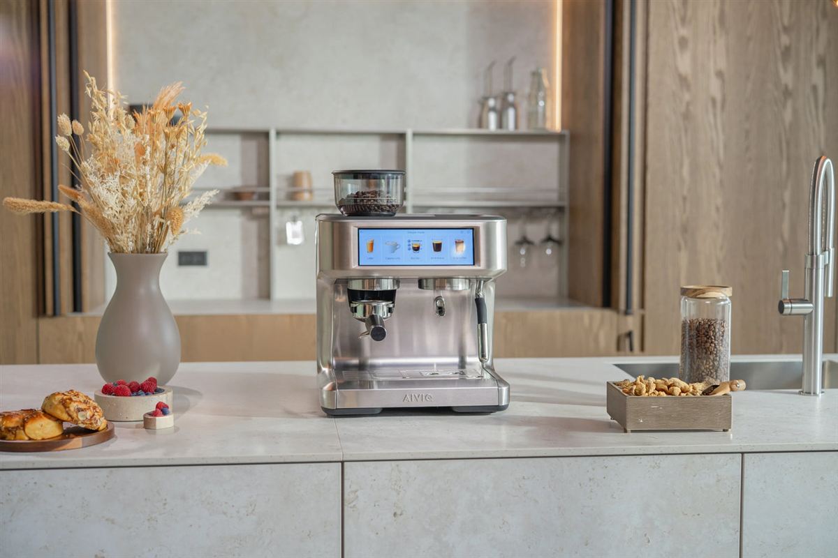 Aspire Expert auf einer Arbeitsplatte mit Blumen