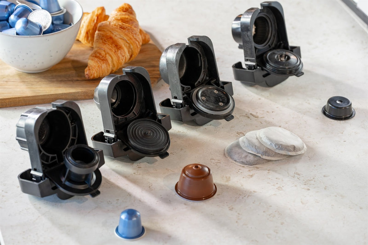 Adapter und Kapseln für die MultiBrew auf einer Arbeitsplatte
