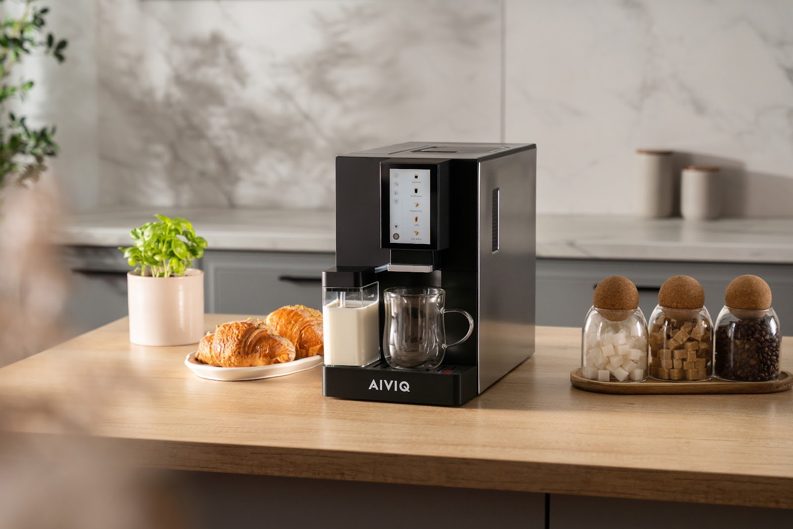 Lumina Pro auf einer Arbeitsplatte mit Croissants und grünen Pflanzen