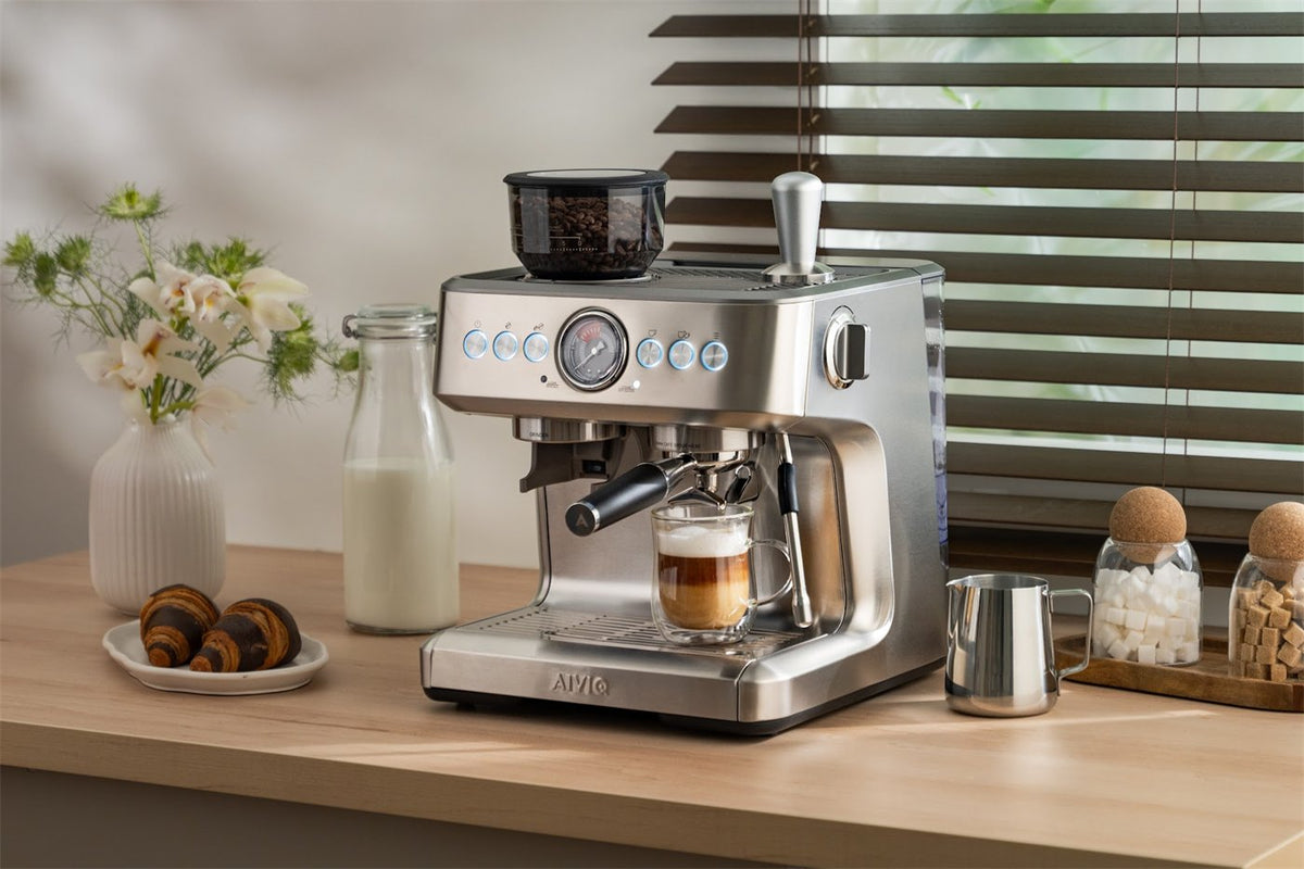 Aspire Brew mit einem Latte auf einer Arbeitsplatte