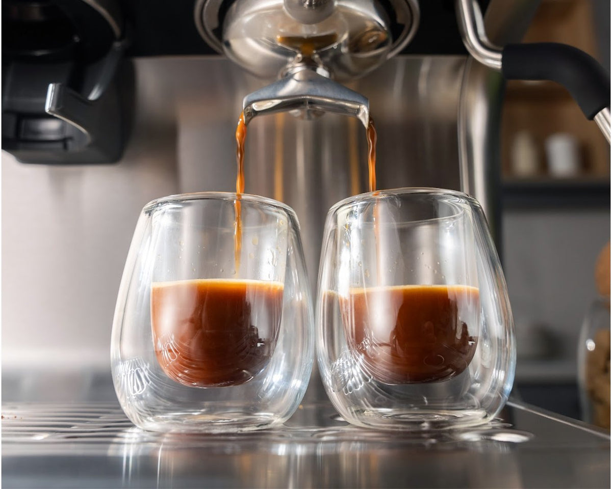 Espresso läuft aus dem Brühkopf einer Aspire Core in zwei Gläser