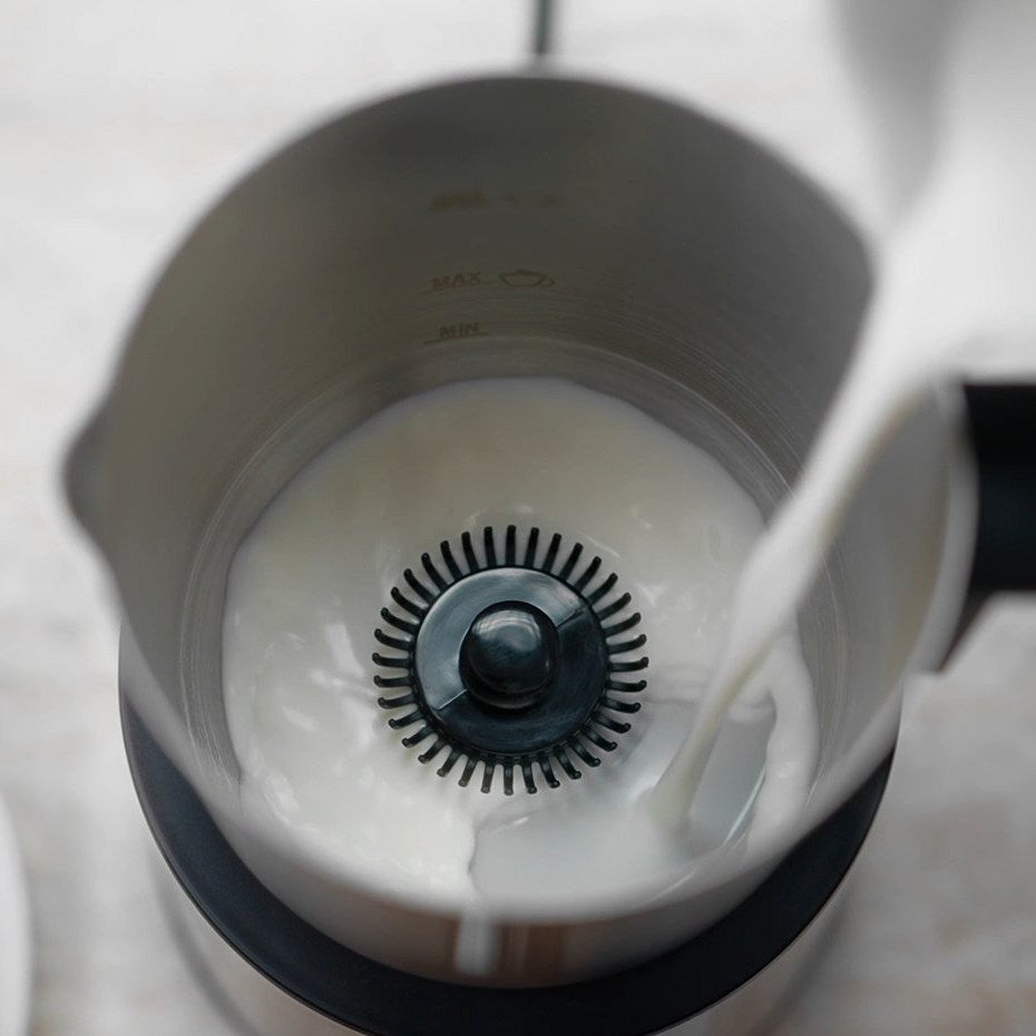 Virtuoso Pro: kalte Milch wird eingefüllt